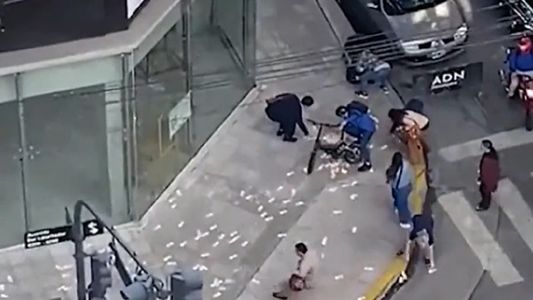 Video | Un intento de robo provocó una millonaria lluvia de pesos en plena Avenida del Libertador