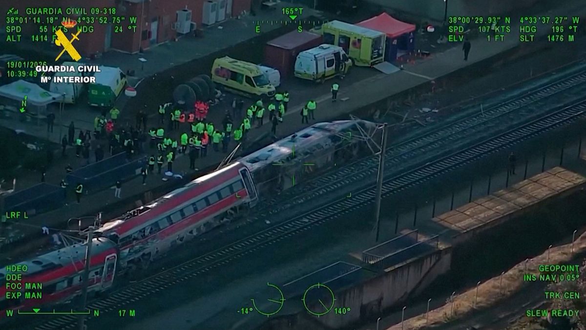 Los equipos de emergencia, en una de las peores tragedias de trenes en España. (Foto: Reuters)