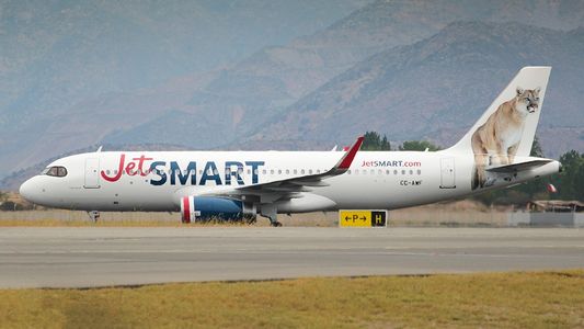 JetSmart suma un sexto avión, incrementa frecuencias, critica un decreto y pide espacio en Aeroparque