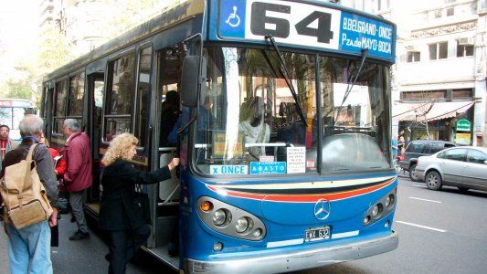 Vuelve a subir el transporte: cuánto costará viajar en colectivos y trenes desde hoy