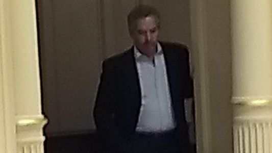 De “espía” en el Senado y con una visita al conurbano, Solá se pone el traje de candidato a presidente