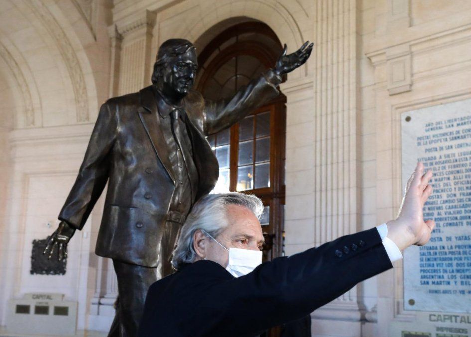 Con 30 invitados especiales y las ausencias notorias de Cristina y Máximo, Alberto se mostró como el reflejo de Néstor Kirchner