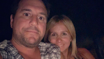 El esposo de Fernanda Vives, Sebastián Cobelli, se puso una tanga para ir a la playa en Brasil