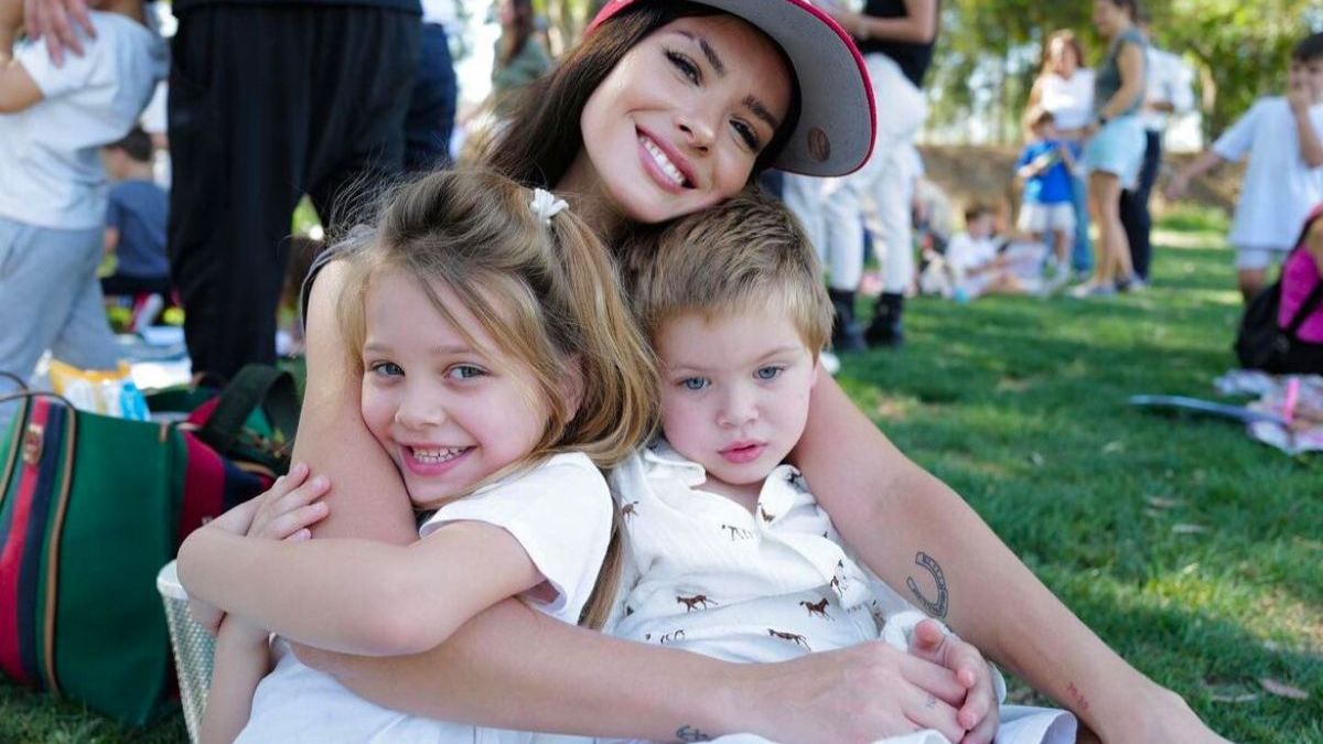 China Suarez y sus hijos