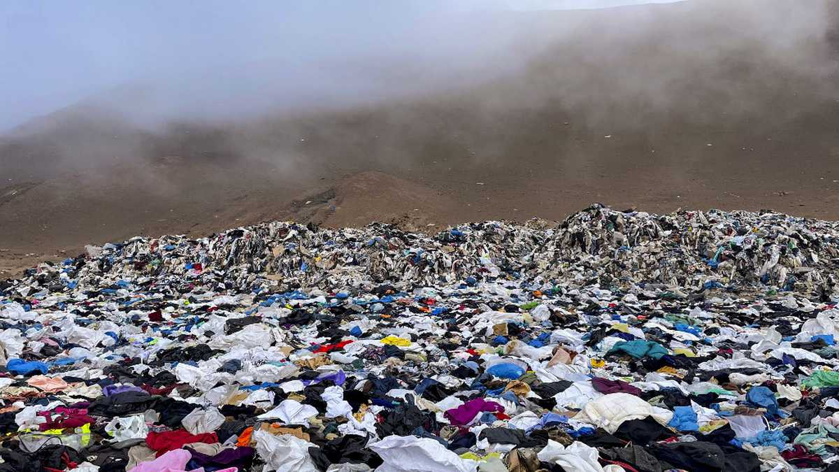 Muchos de las prendas arrojadas en el Desierto de Atacama son de tejidos sintéticos, que pueden tomar unos 200 años en desintegrarse y contaminan el medio ambiente.