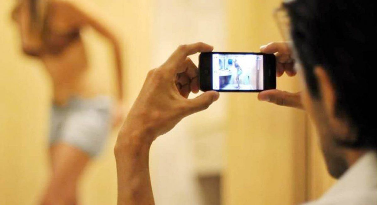 Sextorsión: aprueban endurecer las penas por difundir conversaciones privadas y desnudos sin permiso