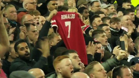 La conmovedora ovación de los hinchas del Liverpool a Cristiano Ronaldo tras la muerte de su hijo