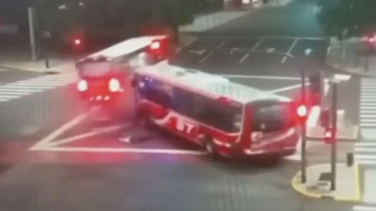 Brutal choque entre dos colectivos en plena Av. 9 de julio: uno cruzó en rojo