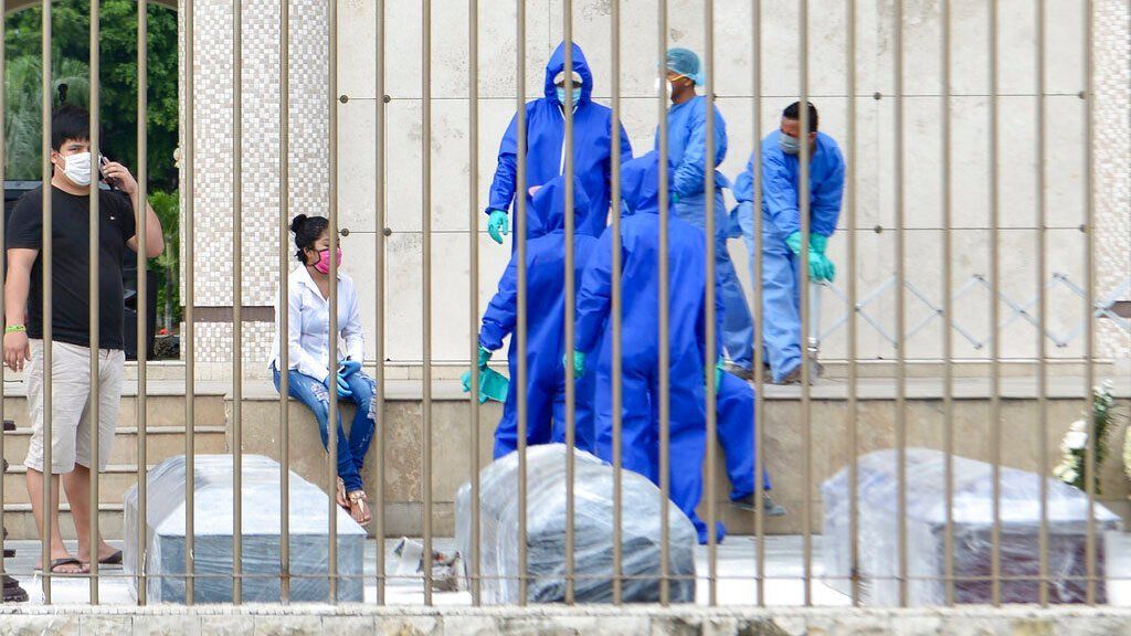 Ecuador: al drama de los cadáveres tirados en las calles se suma la difícil tarea de reconocer los cuerpos