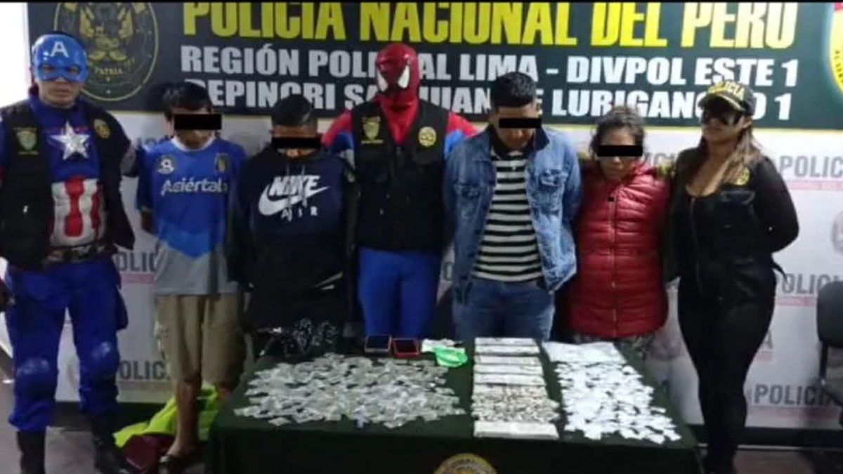 El Capitán América y el Hombre Araña, ya con los chalecos de policías en la presentación de la 
