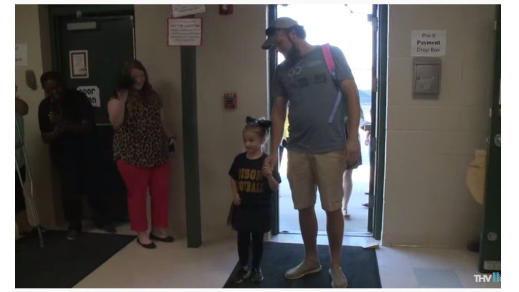 Una nena que luchó más de dos años contra el cáncer recibió una emotiva bienvenida en su escuela tras volver a clases