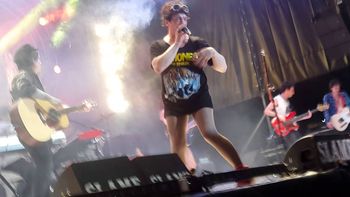 Escándalo en un show de Viejas Locas: no salieron a tocar y los fans prendieron fuego el escenario