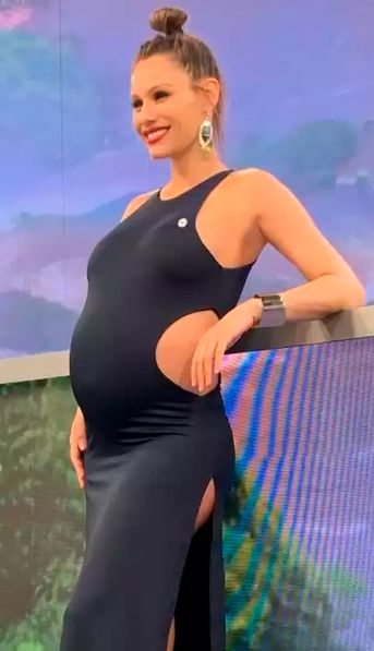 Pampita compartió la primera foto de su hija