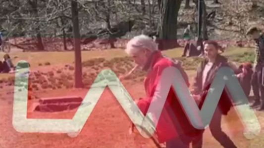 Roberto Pettinato vive tocando el saxo a la gorra en el exterior