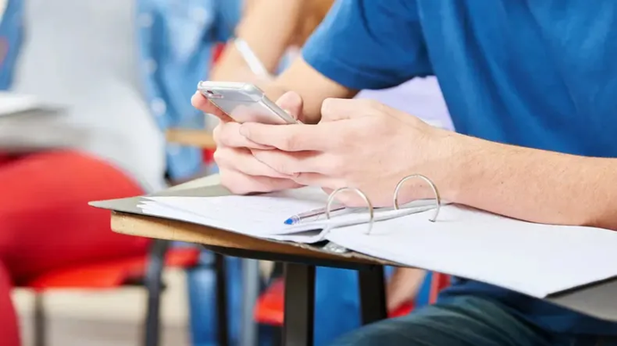 Por qué el 54% de los estudiantes argentinos de 15 años se distrae con su celular en clase