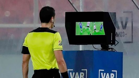 Revolución en el fútbol: el inesperado cambio en el VAR que confirmó Conmebol y ya genera debate