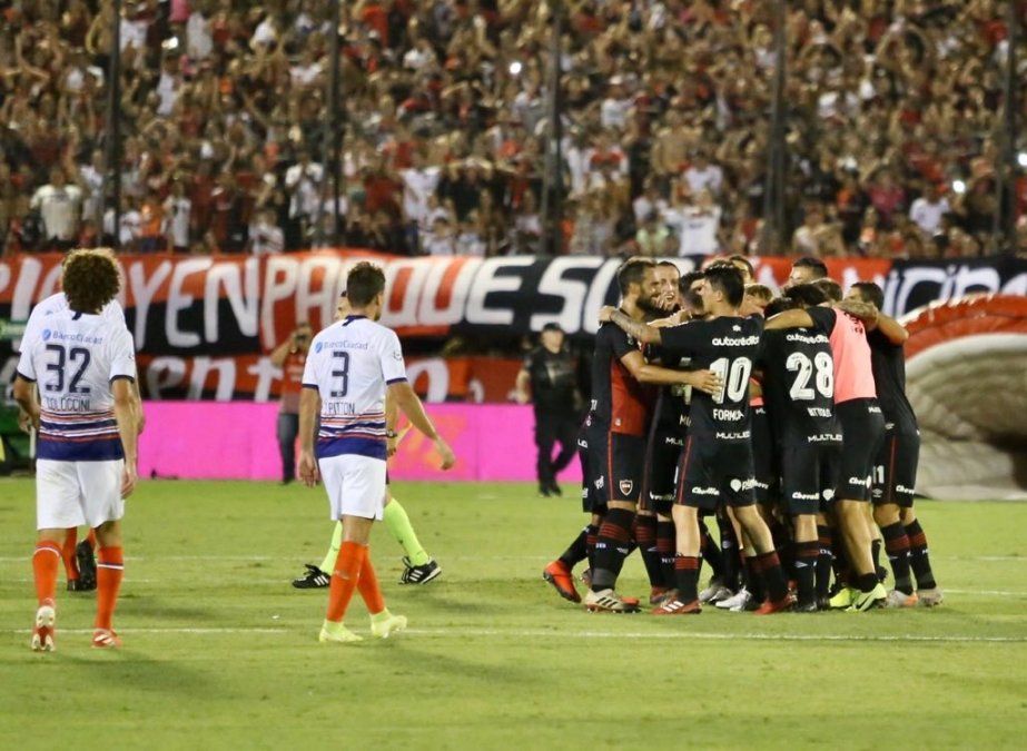Newell´s venció a San Lorenzo con un golazo de otro partido de Aníbal Moreno