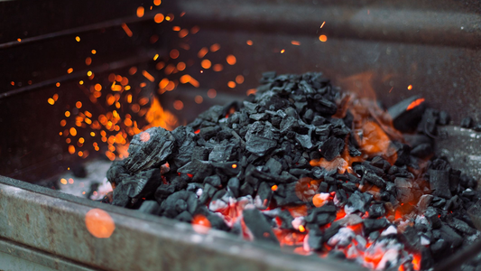Por qué hay que tirar sal sobre las brasas del carbón cuando se hace asado y para qué sirve
