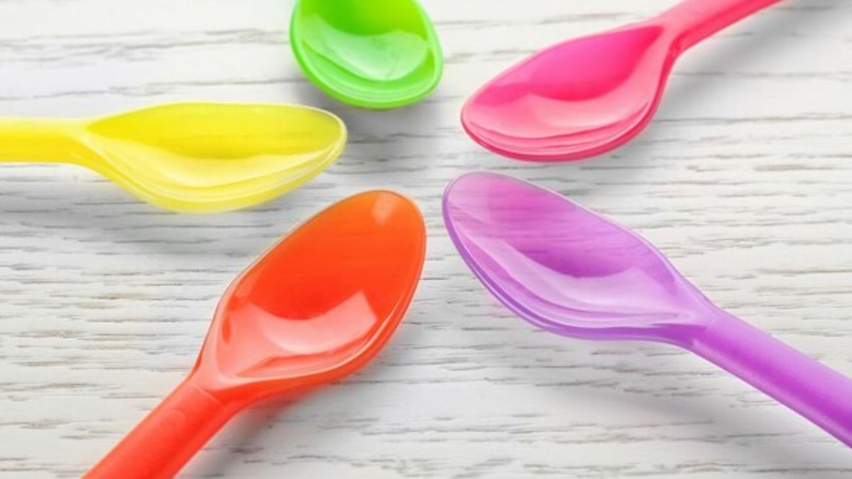 No tires las cucharas de plástico sin uso en tu casa