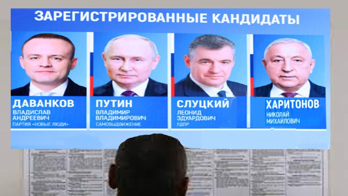 Vladimir Putin, en un aviso electoral, junto a los otros tres candidatos. Una 