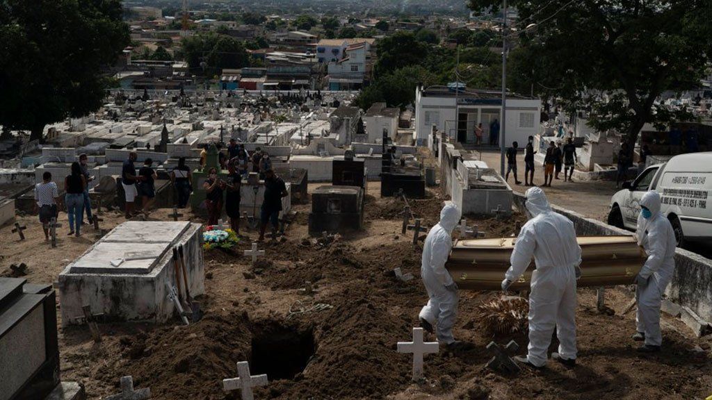 Funerales, plegarias y postales de la nueva vida cotidiana: así cambió el coronavirus la rutina diaria en cada rincón del planeta