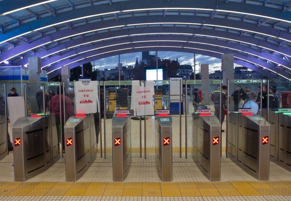 Viernes sin subtes durante una hora por conflicto salarial