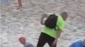 Un hombre separó a dos jóvenes que tenían sexo en la playa. (Captura del video)