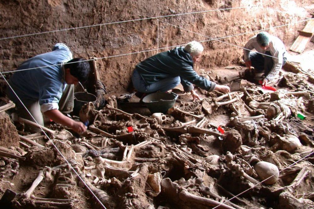 Por falta de pago, el Equipo de Antropología Forense amenazó con detenerse y el Gobierno tuvo que sacar la billetera