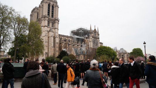 Notre Dame: mientras el esposo de Salma Hayek donó una fortuna para la reconstrucción, el gobierno francés teme por la resistencia de la estructura