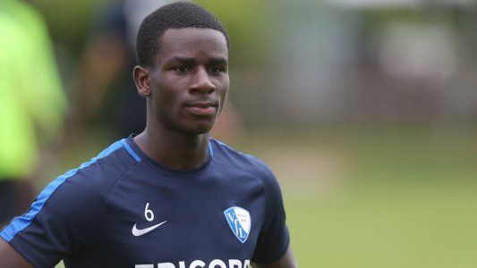 Otra vez racismo en el fútbol: un futbolista inglés abandonó un partido por insultos xenófobos