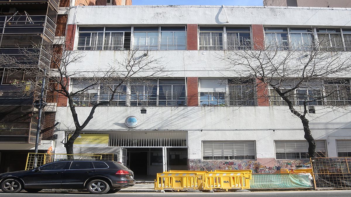 Bomberos de la Ciudad dispuso la evacuación preventiva de la Escuela Primaria Común N° 9 Florentino Ameghino. (Foto: Google Street View)