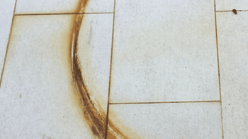 Las manchas de óxido suelen ser de las más difíciles de eliminar en pisos de cerámica y porcelanato.&nbsp;
