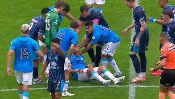 Susto en Belgrano: Lucas Zelarayán se descompensó durante un partido y debió ser asistido de urgencia