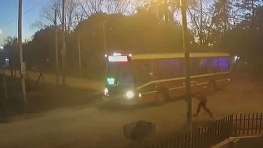 Video trágico: corrió al colectivo, se puso enfrente para tomarlo y fue atropellada
