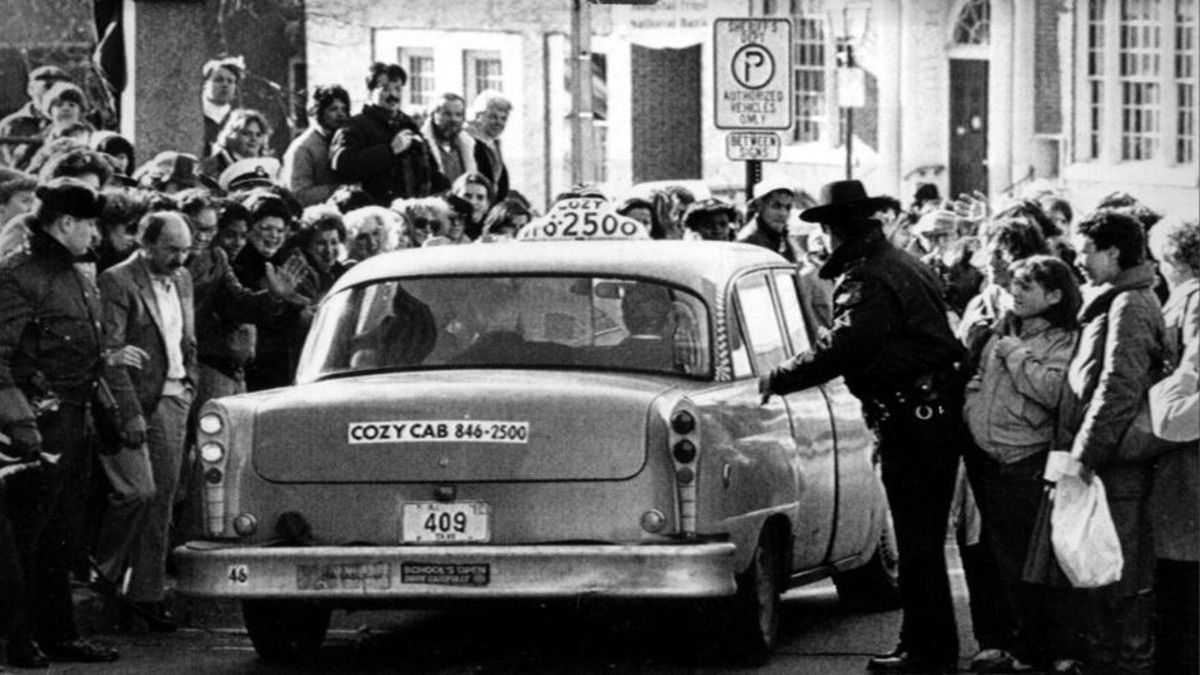El caso conmocionó a Estados Unidos. Una multitud siguió los dos juicios que se le realizaron a Claus von Bülow. 