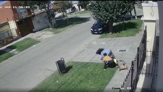 Video impactante: la tiraron al piso, la arrastraron y la golpearon para sacarle la cartera