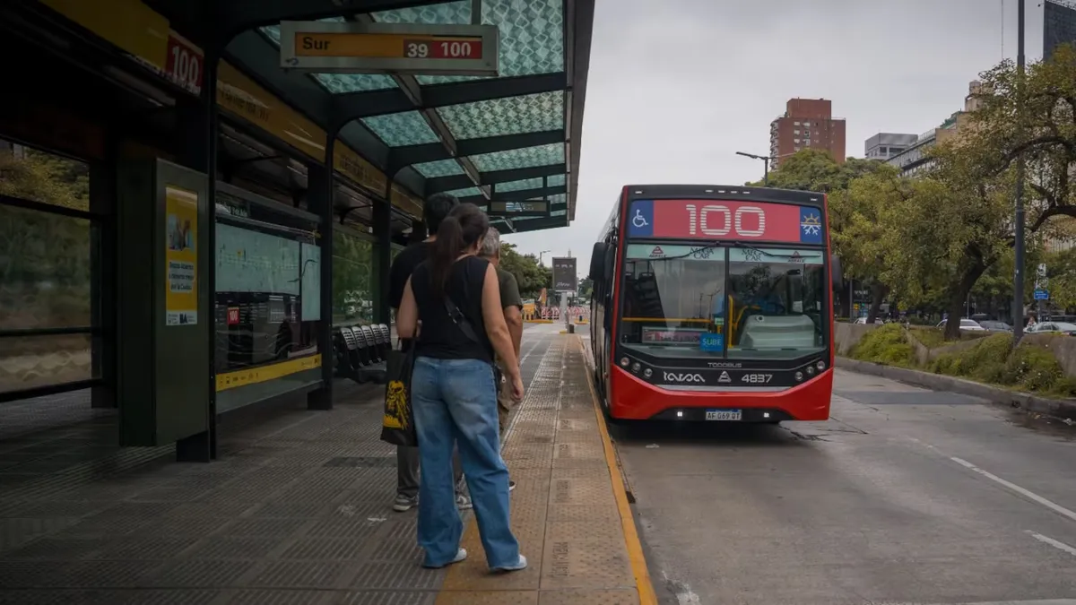 En la Ciudad de Buenos Aires, los cuadros tarifarios de los colectivos subir&aacute;n 5,4% en mayo.&nbsp;