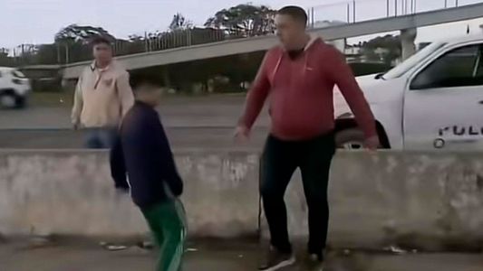 El video del momento en el que en vivo un menor quiso apuñalar a un hombre