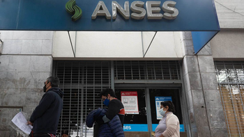 Jubilaciones, Pensiones, AUE, Desempleo: quiénes cobran este miércoles 23
