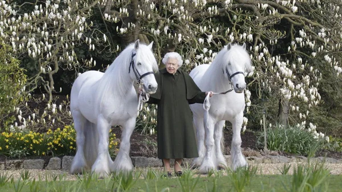 En el día de su cumpleaños número 96, la corona británica dio a conocer esta foto reciente de la Reina Isabel II con sus dos 