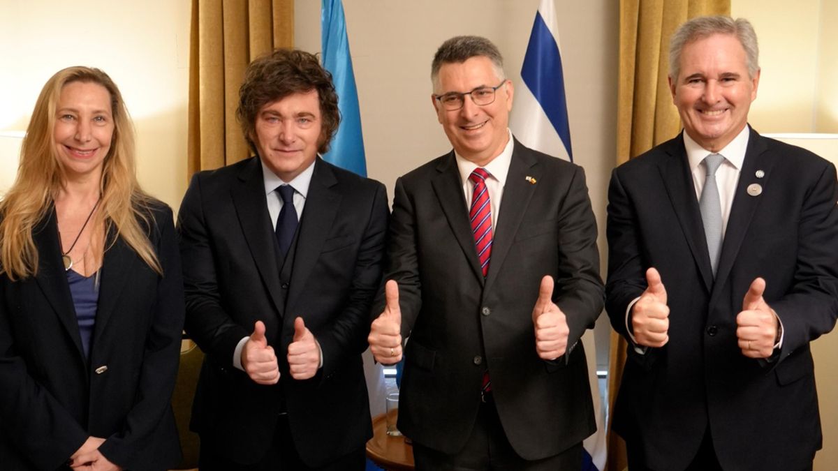 El presidente Javier Milei y el ministro de Relaciones Exteriores del Estado de Israel, Gideon Sa'ar, mantuvieron una reuni&oacute;n bilateral, en la Casa Cultural de Cali. (Foto: Presidencia) &nbsp;