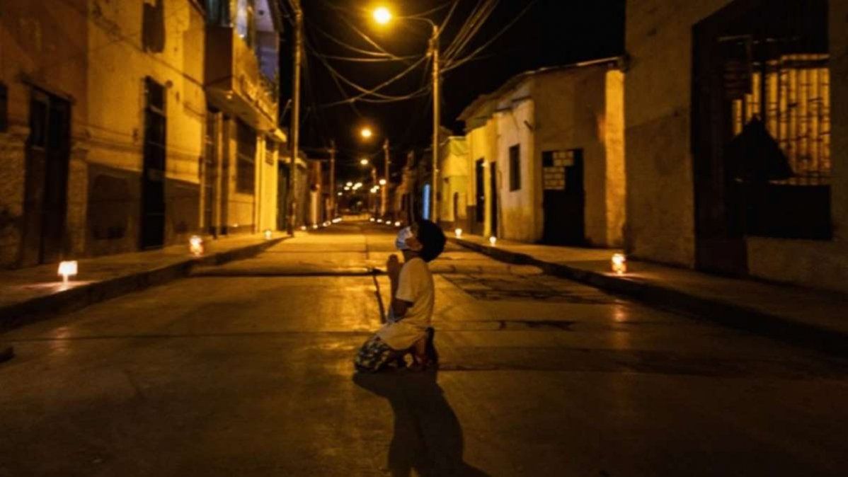 La foto del nene arrodillado rezando en la calle para que se termine la pandemia que conmueve al mundo
