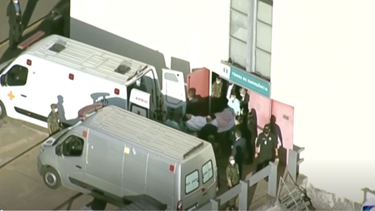 Momento en que Jair Bolsonaro es trasladado al Hospital de San Pablo por una oclusión intestinal (Foto: AP)