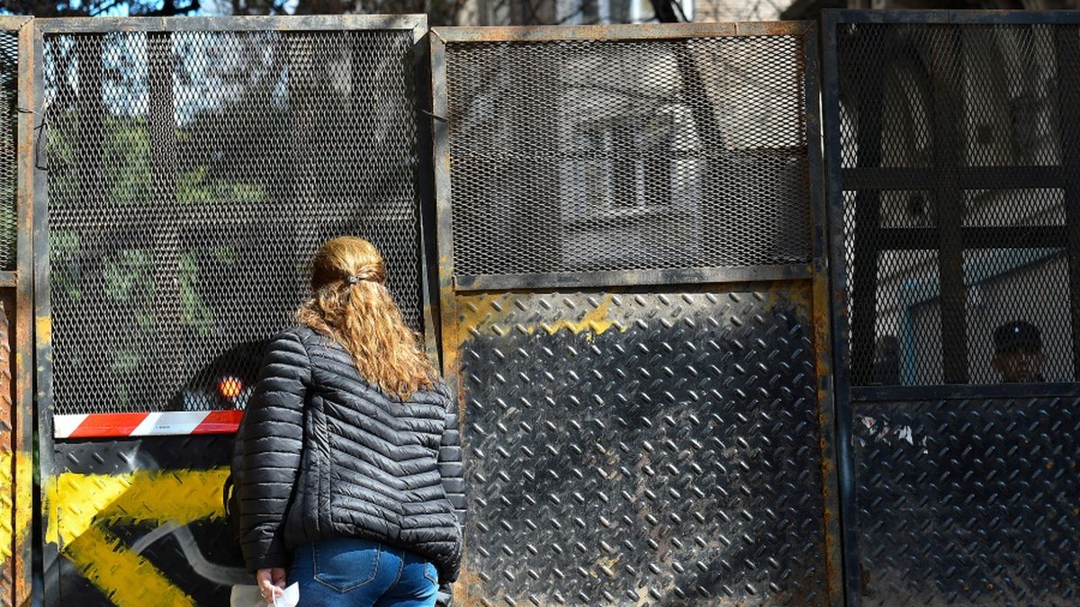 Autoridades de la Ciudad de Buenos Aires decidieron vallar el per&iacute;metro del domicilio de la vicepresidenta Cristina Fern&aacute;ndez de Kirchner. (T&eacute;lam)