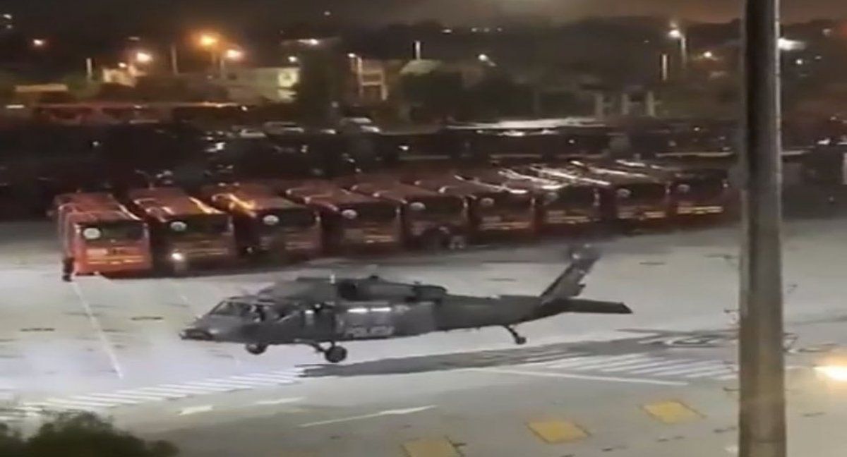 Helicópteros militares custodian la flota de colectivos del TrasnMilenio (Foto: cuenta de Twitter de TransMilenio).