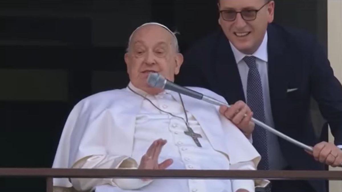 El Papa fue dado de alta y saludó a sus fieles antes de regresar al Vaticano (Foto: captura)