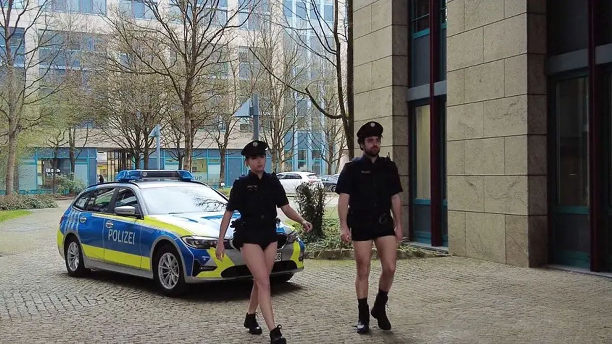 Policías en ropa interior por las calles de Munich