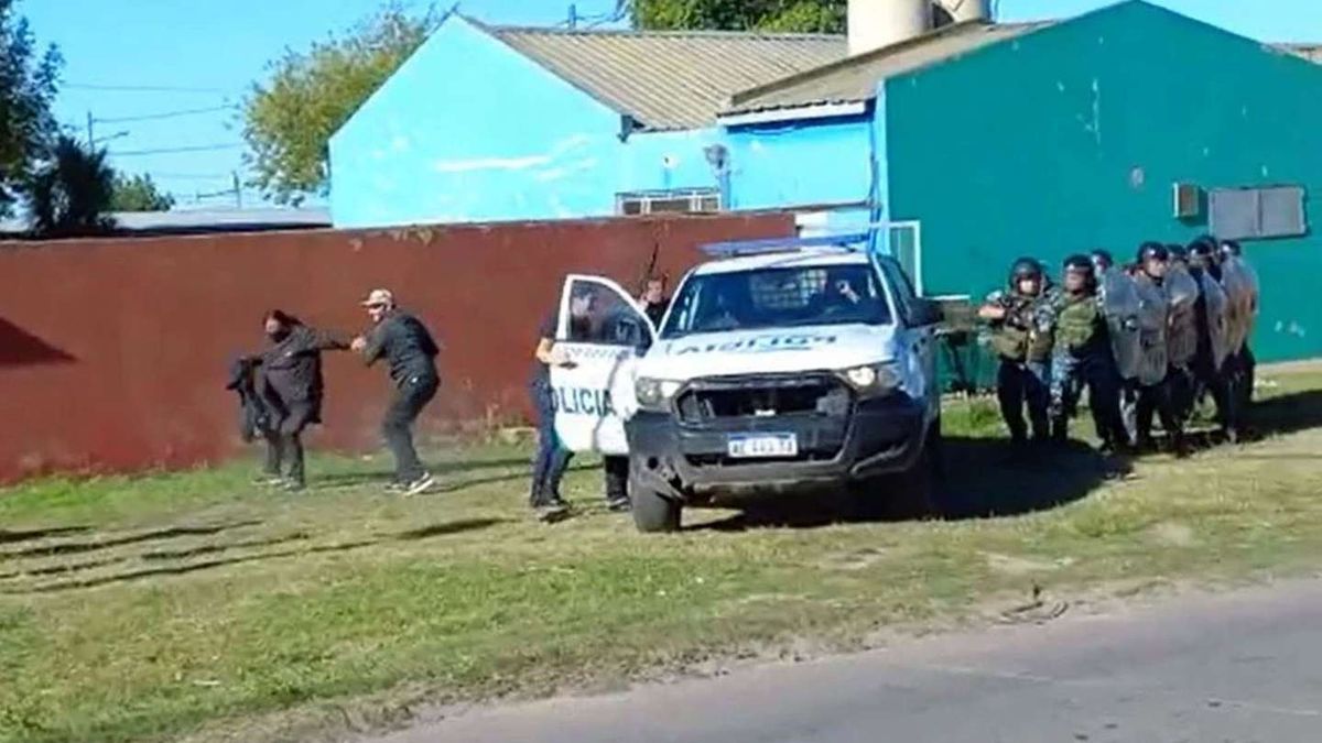 La policía tuvo que intevenir luego de que padres enojados lanzaran pideras contra un establecimiento educativo en Mar del Plata