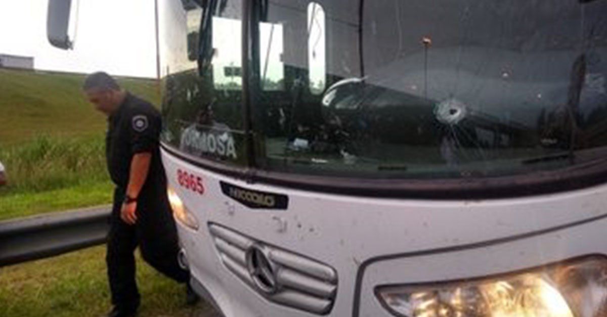 Violencia en el fútbol: Atacaron a balazos un micro de hinchas de Unión que viajaba a Brasil