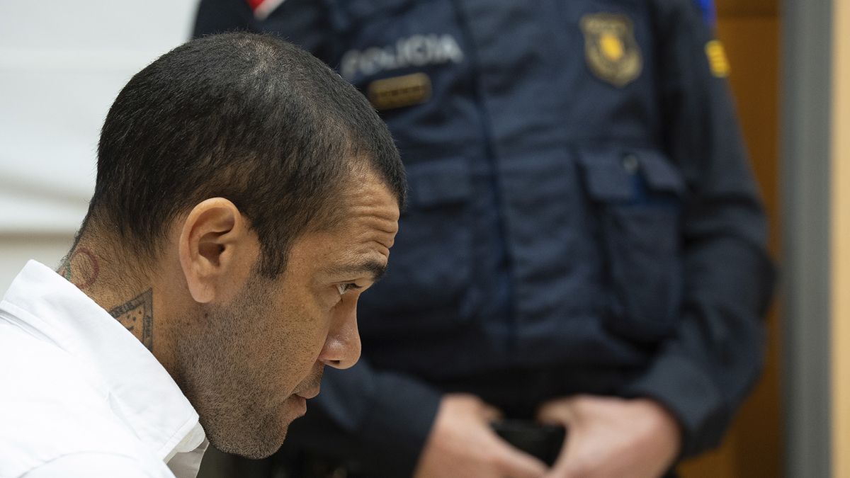 Dani Alves fue finalmente condenado por violar a una joven en una discoteca de Barcelona. (Foto: AP)